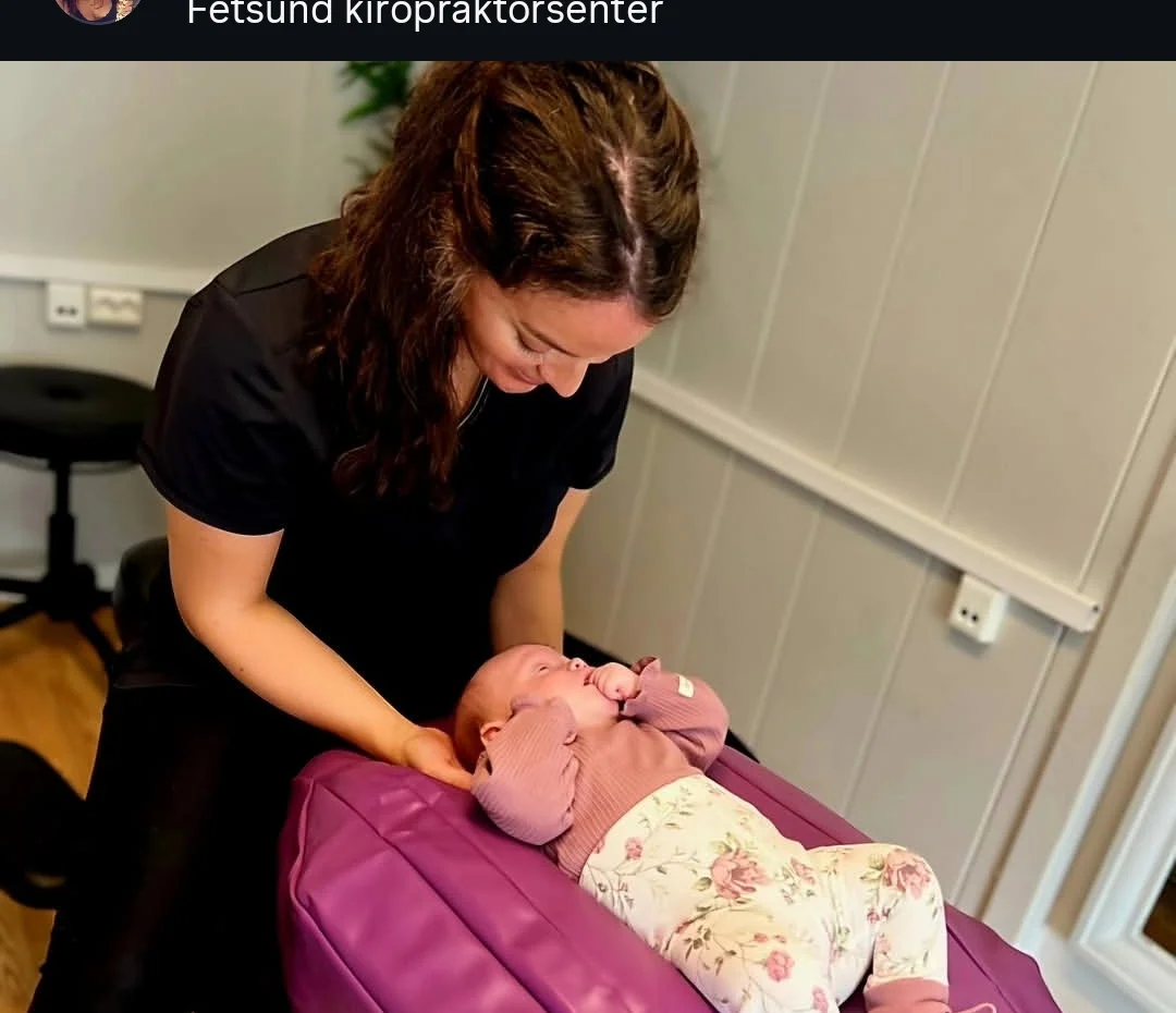 Sara Nordanger behandler en baby som ligger på en myk pute på benken