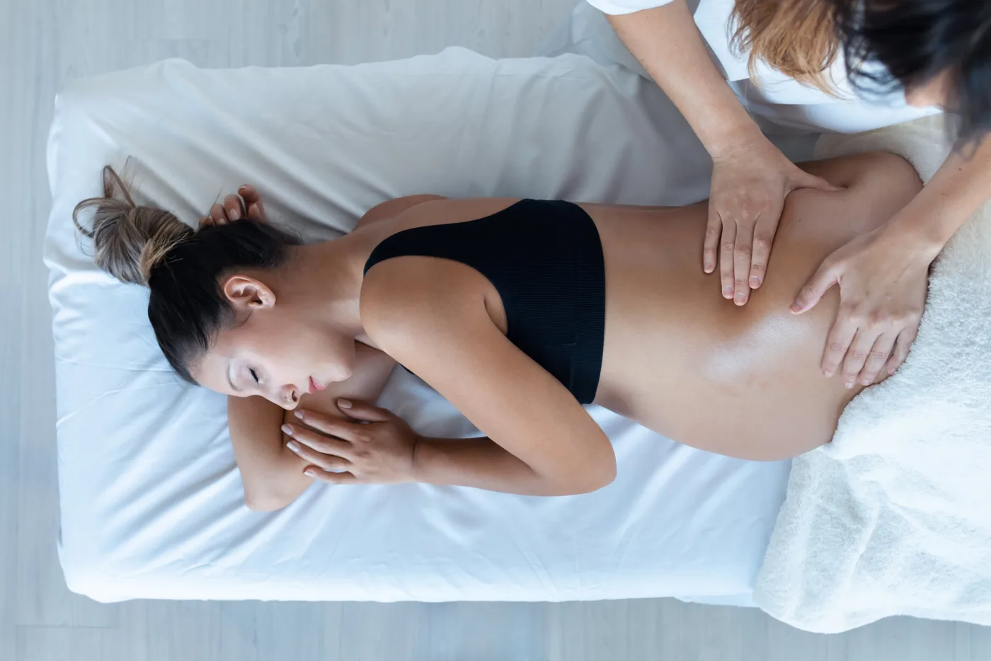 Gravid pasient som får behandling av korsryggen i sideleie